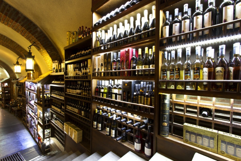 bar-ILONSE-min_world_street_travel_shop_canon_georgia_wine_bottles-429767